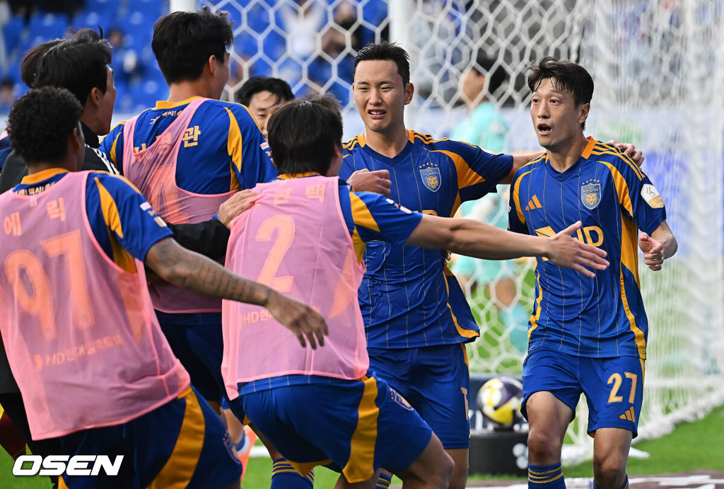 18일 울산 문수축구경기장에서 하나은행 K리그1 2025 울산 HD와 광주FC의 경기가 열렸다. 신태용 감독 경질을 두고 후폭풍이 몰아친 울산은 급격히 무너져 강등권까지 추락했고, 반면 광주FC는 파이널A 진출의 마지막 불씨를 살리기 위해 총력전에 나섰다.울산 HD 이청용이 페널티킥을 성공하고 기뻐하고 있다. 2025.10.18 / foto0307@osen.co.kr