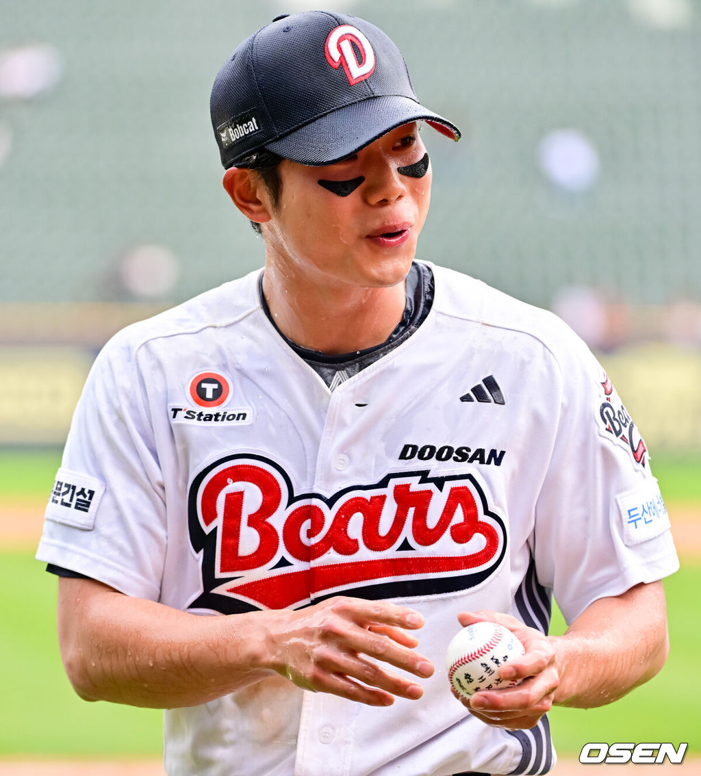 두산 이승엽호가 ‘시범경기 타격왕’ 오명진의 결승 만루홈런에 힘입어 연패를 끊어냈다. 프로야구 두산 베어스는 27일 서울 잠실구장에서 열린 2025 신한 SOL뱅크 KBO리그 롯데 자이언츠와의 시즌 6차전에서 13-4 대승을 거뒀다.경기종료 후 두산 오명진이 데뷔 첫 홈런 겸 만루홈런 기념구를 보이고 있다.2025.04.27 / soul1014@osen.co.kr