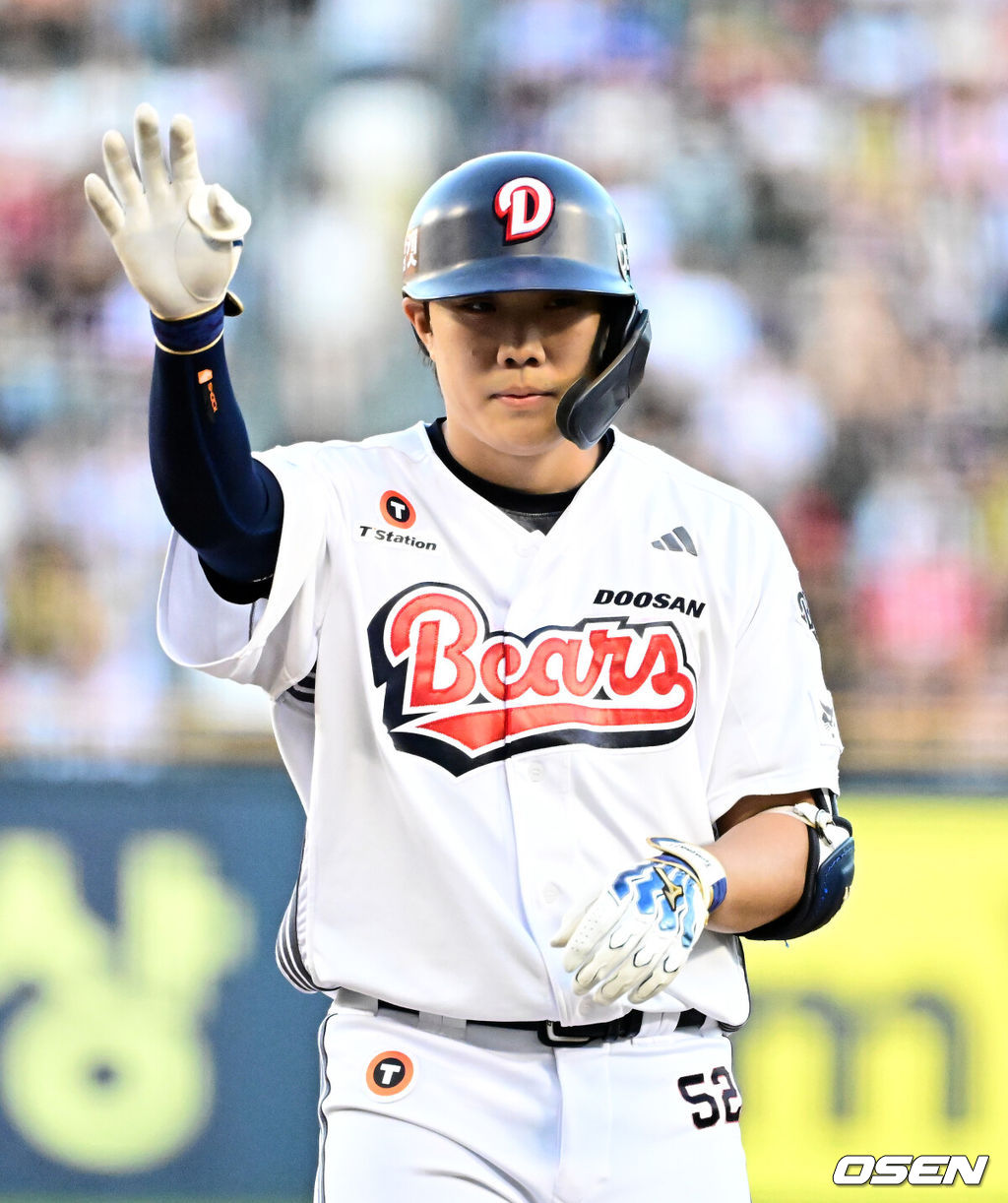 16일 서울 잠실구장에서 ‘2025 신한 SOL Bank KBO리그’ 두산 베어스와 KIA 타이거즈의 경기가 열렸다.두산은 최승용, KIA는 이의리를 선발로 내세웠다.4회말 무사 1루에서 두산 박준순이 좌전 안타를 날리며 기뻐하고 있다. 2025.08.16. / jpnews@osen.co.kr