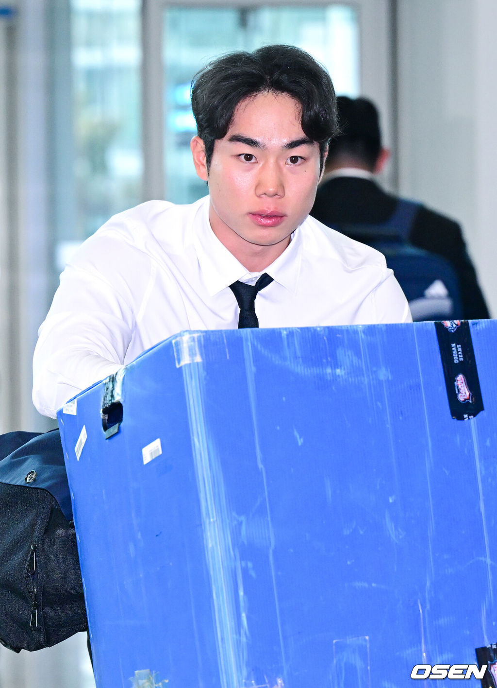 프로야구 두산 베어스가 2026 시즌을 준비하기 위해 23일 오후 인천공항을 통해 호주로 출국했다.두산은 호주 시드니에서 1차 캠프를 진행한 뒤, 일본 미야자키에서 2차 캠프를 이어간다.두산 오명진이 출국을 준비하고 있다. 2026.01.23 / dreamer@osen.co.kr