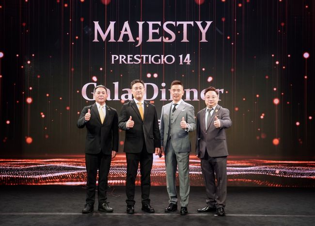 지난 21일 마카오에서 열린 프레스티지오 14 공개 행사. 왼쪽에서 두 번째가 정병호 대표.