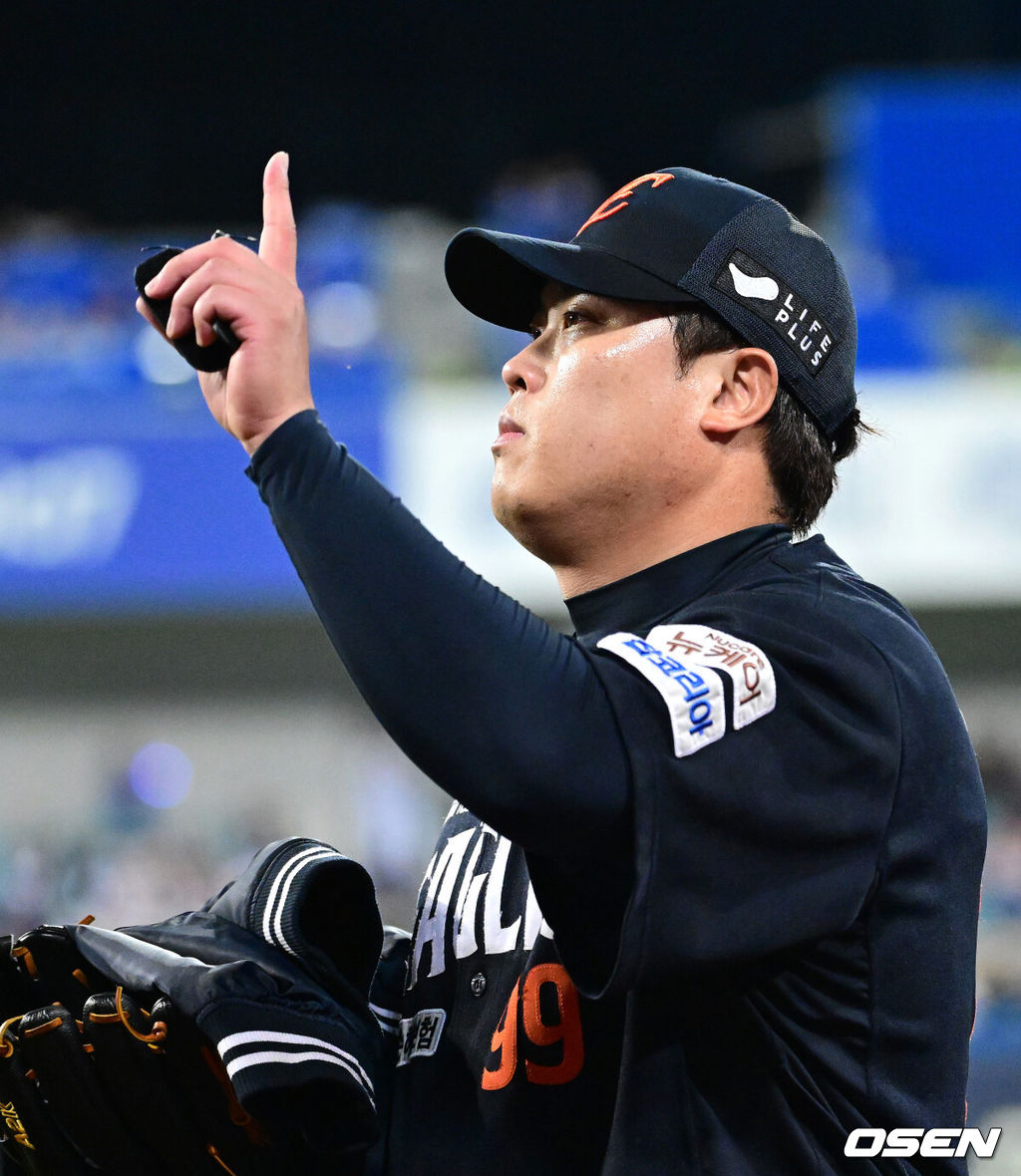 21일 대구 삼성라이온즈파크에서 ‘2025 신한 SOL Bank KBO리그’ 포스트시즌 플레이오프 3차전 삼성 라이온즈와 한화 이글스의 경기가 열렸다.홈팀 삼성은 아리엘 후라도, 방문팀 한화는 류현진을 선발로 내세웠다.경기를 앞두고 한화 선발 류현진이 몸을 푼 뒤 더그아웃으로 향하고 있다. 2025.10.21 / dreamer@osen.co.kr