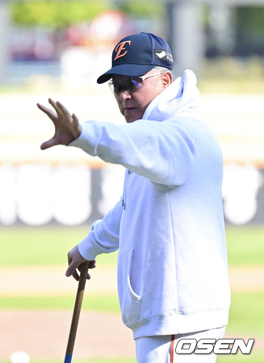 [OSEN=대전, 박준형 기자] 31일 대전 한화생명볼파크에서 2025 신한 SOL Bank KBO리그 포스트시즌 한국시리즈 5차전 한화 이글스와 LG 트윈스의 경기가 열렸다.이날 경기에 한화는 문동주를, LG는 톨허스트를 선발투수로 내세웠다. 경기에 앞서 한화 김경문 감독이 선수들과 인사를 하고 있다.  2025.10.31 / soul1014@osen.co.kr