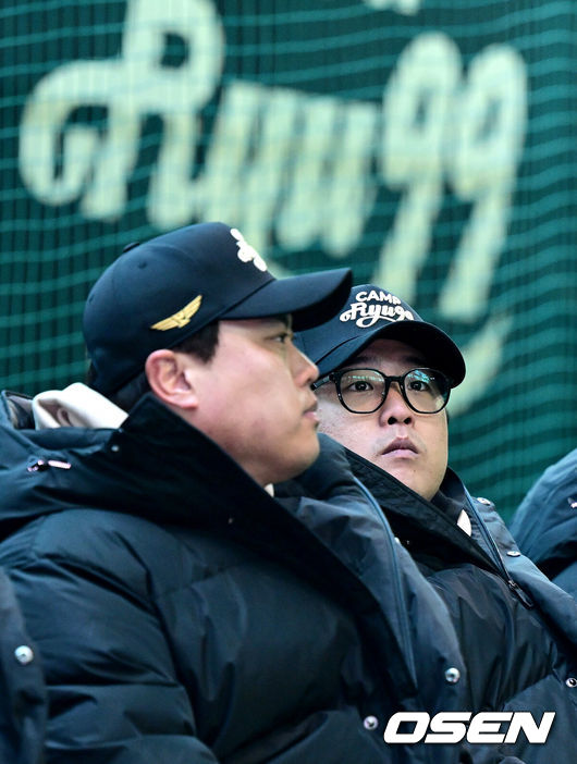 [OSEN=서산, 최규한 기자] 17일 충남 서산시 한화이글스2군훈련장에서 &nbsp;‘제2회 2025 류현진재단 유소년 야구캠프 CAMP RYU99’가 열렸다.지난해 이어 두 번째 개최되는 CAMP RYU99에는 대전·충남 지역 초등학교 야구부 5학년 학생 50명이 참가했다. 이날 야구캠프는 류현진 이사장을 비롯해&nbsp;양의지(두산 베어스), 황재균(KT 위즈),&nbsp;박건우(NC 다이노스),&nbsp;오지환(LG 트윈스), 강백호, 문동주, 문현빈(이상 한화 이글스), 장민재, 김진영(이상 전 한화 이글스), 장세홍 전문 트레이너 등 총 11명의 전·현직 야구선수 및 코치가 참여해 유소년 선수들을 지도하며 뜻깊은 시간을 가졌다.한화 류현진과 강백호가 유소년 선수들과의 만남을 준비하고 있다. 2025.12.17 / dreamer@osen.co.kr