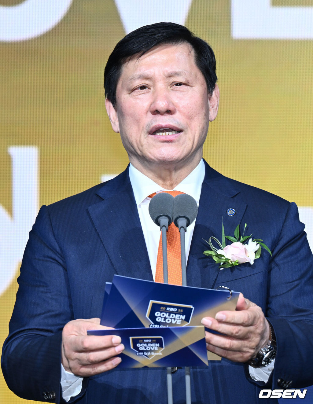 9일 오후 서울 송파구 잠실동 롯데호텔 월드에서 2025 신한은행 SOL 뱅크 KBO 골든글러브 시상식이 열렸다.KBO 골든글러브 시상식은 포지션별 최고의 선수를 가리는 자리로 올 시즌의 대미를 장식하는 자리다. 허구연 총재가 인사말을 하고 있다. 2025.12.09 /cej@osen.co.kr