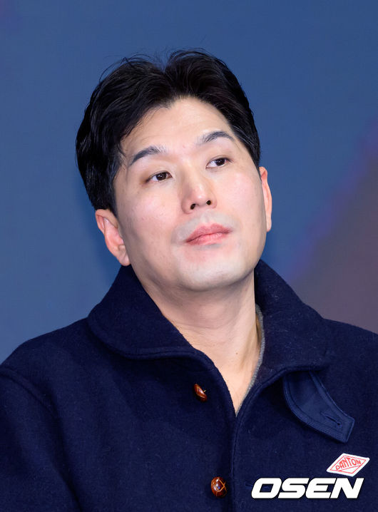 [OSEN=이대선 기자] 26일 오후 서울 구로구 더세인트 그랜드볼룸에서 ENA 월화드라마 ‘아너 : 그녀들의 법정’ 제작발표회가 열렸다.ENA 월화드라마 ‘아너 : 그녀들의 법정’은 거대한 스캔들이 되어 돌아온 과거에 정면 돌파로 맞서는 세 여성 변호사의 미스터리 추적극이다.박건호 감독이 취재진의 질문을 듣고 있다. 2026.01.26 /sunday@osen.co.kr