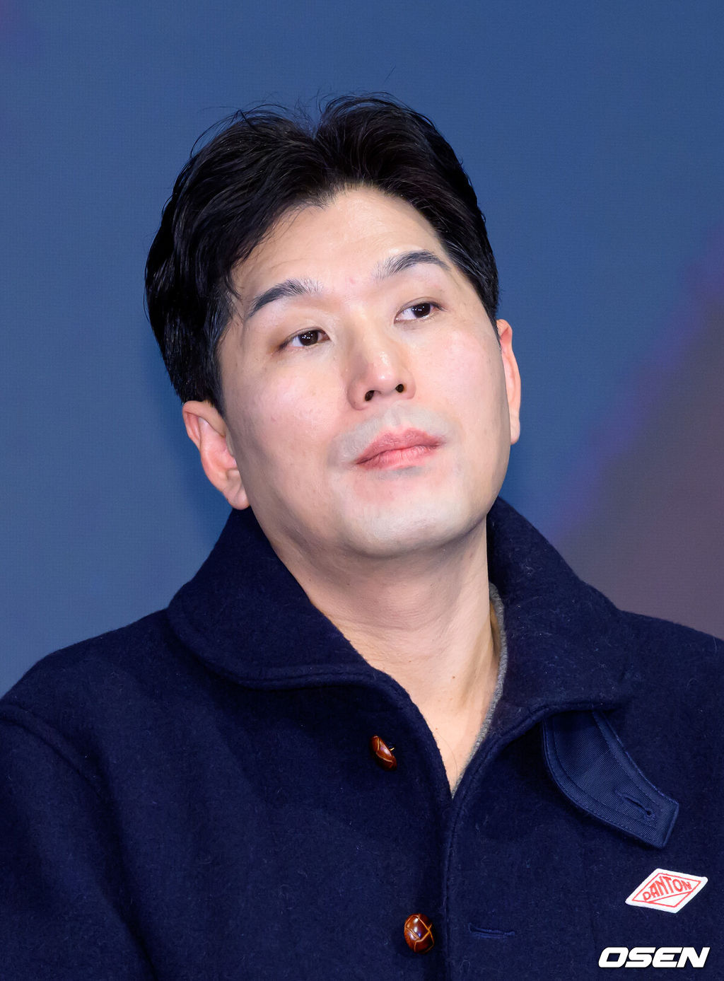 26일 오후 서울 구로구 더세인트 그랜드볼룸에서 ENA 월화드라마 ‘아너 : 그녀들의 법정’ 제작발표회가 열렸다.ENA 월화드라마 ‘아너 : 그녀들의 법정’은 거대한 스캔들이 되어 돌아온 과거에 정면 돌파로 맞서는 세 여성 변호사의 미스터리 추적극이다.박건호 감독이 취재진의 질문을 듣고 있다. 2026.01.26 /sunday@osen.co.kr