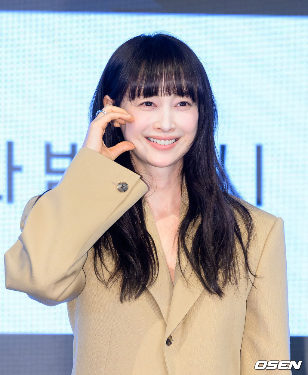 26일 오후 서울 구로구 더세인트 그랜드볼룸에서 ENA 월화드라마 ‘아너 : 그녀들의 법정’ 제작발표회가 열렸다.ENA 월화드라마 ‘아너 : 그녀들의 법정’은 거대한 스캔들이 되어 돌아온 과거에 정면 돌파로 맞서는 세 여성 변호사의 미스터리 추적극이다.배우 이나영이 포토타임을 가지고 있다. 2026.01.26 /sunday@osen.co.kr