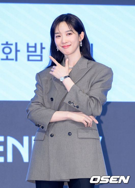 [OSEN=이대선 기자] 26일 오후 서울 구로구 더세인트 그랜드볼룸에서 ENA 월화드라마 ‘아너 : 그녀들의 법정’ 제작발표회가 열렸다.ENA 월화드라마 ‘아너 : 그녀들의 법정’은 거대한 스캔들이 되어 돌아온 과거에 정면 돌파로 맞서는 세 여성 변호사의 미스터리 추적극이다.배우 이청아가 포토타임을 가지고 있다. 2026.01.26 /sunday@osen.co.kr