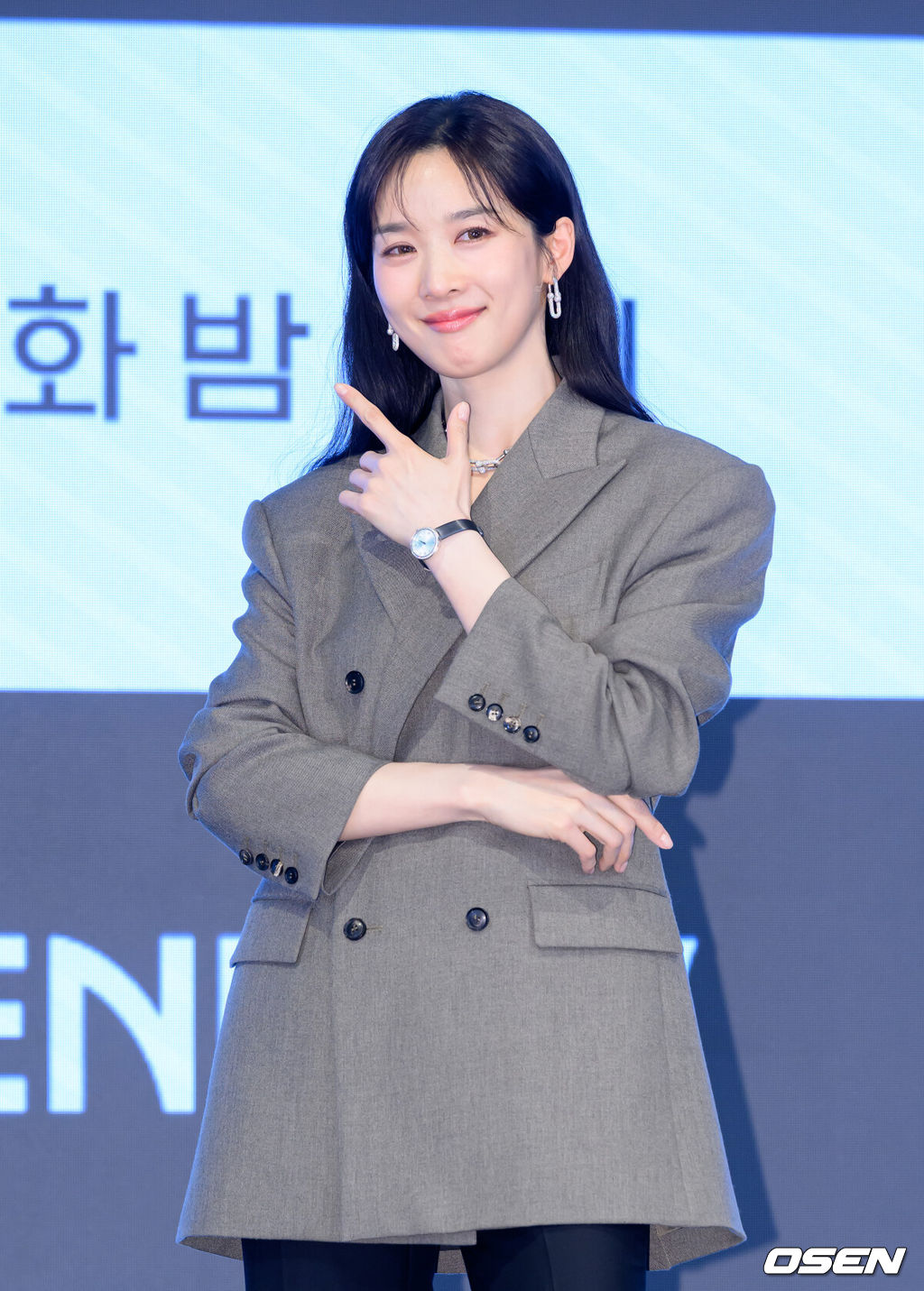 26일 오후 서울 구로구 더세인트 그랜드볼룸에서 ENA 월화드라마 ‘아너 : 그녀들의 법정’ 제작발표회가 열렸다.ENA 월화드라마 ‘아너 : 그녀들의 법정’은 거대한 스캔들이 되어 돌아온 과거에 정면 돌파로 맞서는 세 여성 변호사의 미스터리 추적극이다.배우 이청아가 포토타임을 가지고 있다. 2026.01.26 /sunday@osen.co.kr