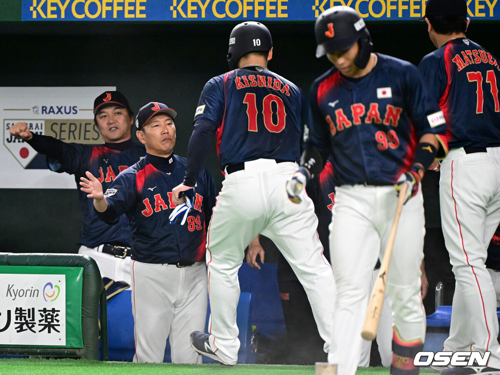 16일 오후 일본 도쿄돔에서 ‘2025 NAVER K-BASEBALL SERIES’ 대한민국과 일본의 2차전 경기가 열렸다.한국은 정우주, 일본은 카네마루 유메토를 선발투수로 내세웠다.4회초 1사 만루에서 일본 이소바타 료타의 밀어내기 볼넷 때 홈을 밟은 기시다 유키노리가 더그아웃에서 이바타 히로카즈 감독과 환호하고 있다. 2025.11.16 /cej@osen.co.kr
