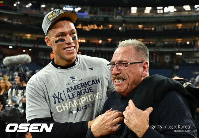[사진] 뉴욕 양키스 애런 저지가 아버지 웨인과 포옹하며 기뻐하고 있다. ⓒGettyimages(무단전재 및 재배포 금지)