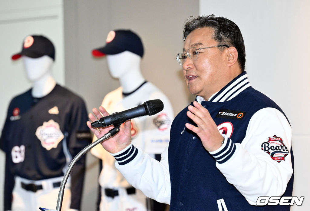 두산 베어스가 15일 서울 송파구 잠실야구장에서 43주년 창단기념식 겸 시무식을 가졌다.행사에는 고영섭 신임 대표이사를 비롯해 김태룡 단장, 이승엽 코치 및 주장 양의지를 비롯한 선수단 85명이 참석했다.고영섭 신임 대표이사가 인사말을 하고 있다. 2025.01.15 /cej@osen.co.kr