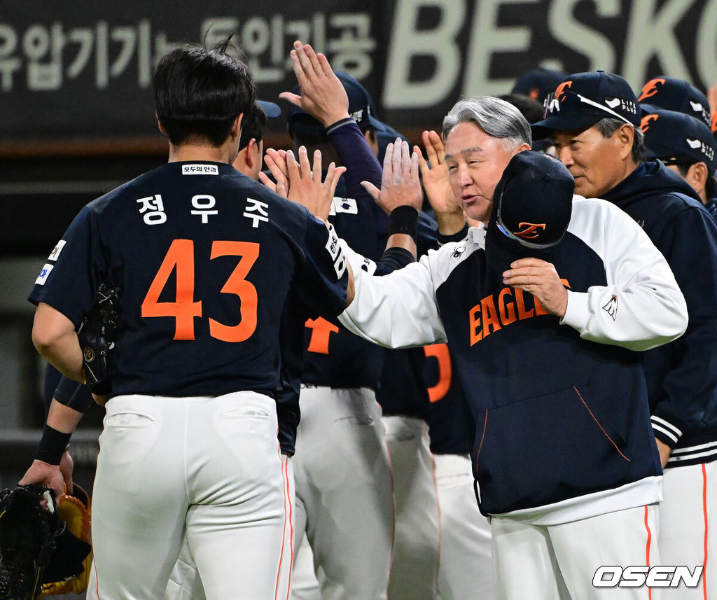 한화 이글스가 짜릿한 연장승을 거두며 5연승을 질주했다. 한화는 2일 광주-기아 챔피언스필드에서 열린 2025 프로야구 신한은행 SOL bank KBO리그 KIA 타이거즈와의 경기를 3-2로 잡았다. 연장 11회초 노시환이 좌월 솔로포를 터트려 결승점을 뽑았다. 선발 엄상백 5이닝 2실점에 이어 필승조까지 총동원해 무실점으로 막았다. 5연패에 빠진 선두 LG 트윈스에 반게임차로 다가섰다.경기를 마치고 한화 김경문 감독과 정우주와 승리 하이파이브를 하고 있다. 2025.05.02 /jpnews@osen.co.kr