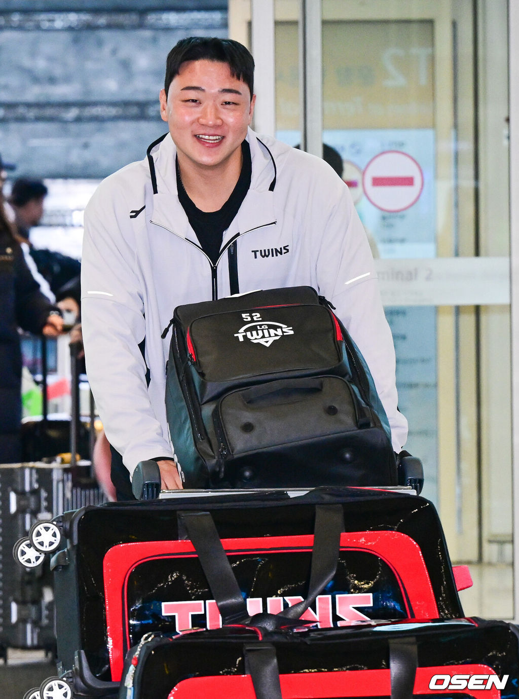 프로야구 LG 트윈스가 23일 오후 2026 시즌을 준비하기 위해 22일 오후 인천공항을 통해 미국으로 출국했다.LG는 오는 25일부터 2월 22일까지 미국 애리조나에서 1차 스프링캠프를 펼친다. 염경엽 감독과 코칭스태프 18명, 주장 박해민을 비롯한 선수 40명이 담금질에 나선다. LG 이재원이 출국장에 들어서고 있다. 2026.01.23 / dreamer@osen.co.kr