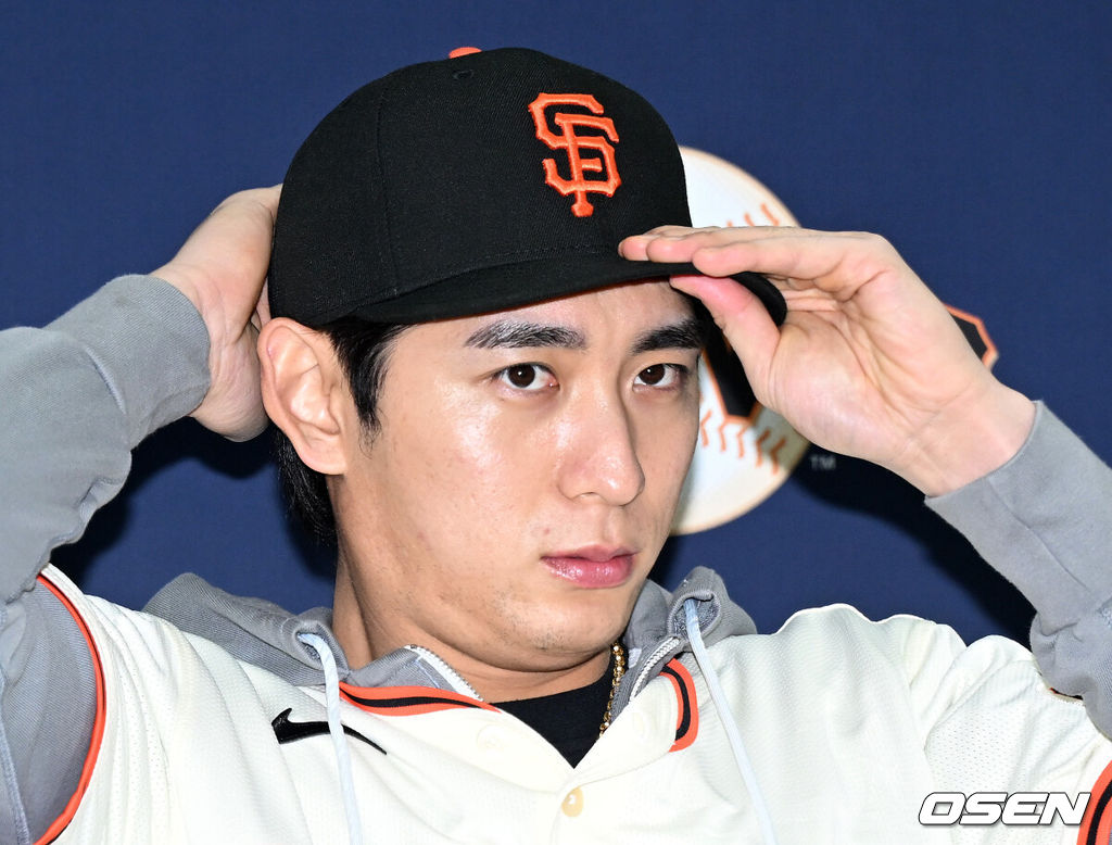 7일 오후 경기 이천 LG 챔피언스파크에서 샌프란시스코 자이언츠 미디어데이가 열렸다.샌프란시스코 구단은 이정후와 비텔로 감독, 윌리 아다메스가 참여하는 방한 프로그램을 진행 중이다. 이번 샌프란시스코의 한국 방문에는 래리 베어 CEO, 버스터 포지 사장, 잭 미나시안 단장 등 구단 주요 인사들이 함께한다.샌프란시스코 이정후가 취재진의 질문을 듣고 있다. 2026.01.07 /sunday@osen.co.kr