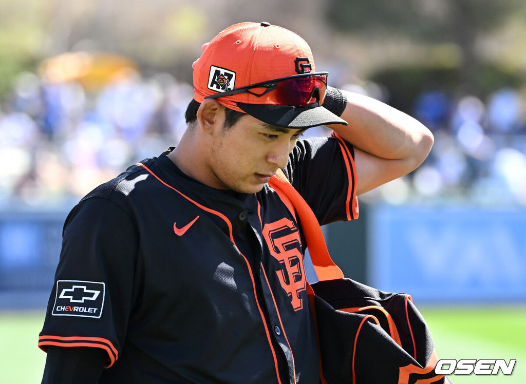 '코리안 데이'였다. 이정후(샌프란시스코 자이언츠)와 김혜성(LA 다저스)이 맞대결에서 나란히 맹활약했다. LA 다저스와 샌프란시스코 자이언츠는 2일(이하 한국시간) 미국 애리조나주 글렌데일의 캐멀백 랜치에서 2025 메이저리그 시범경기를 치렀다. 이날 김혜성은 8번 유격수로, 이정후는 3번 중견수로 각각 선발 출장했다. 이정후가 총알 2루타로 선제 타점을 올리자, 7푼 타율로 마음고생을 하던 김혜성은 시범경기 첫 홈런포를 터뜨렸다.샌프란시스코 자이언츠 이정후가 그라운드로 들어가고 있다. 2025.03.02 / sunday@osen.co.kr