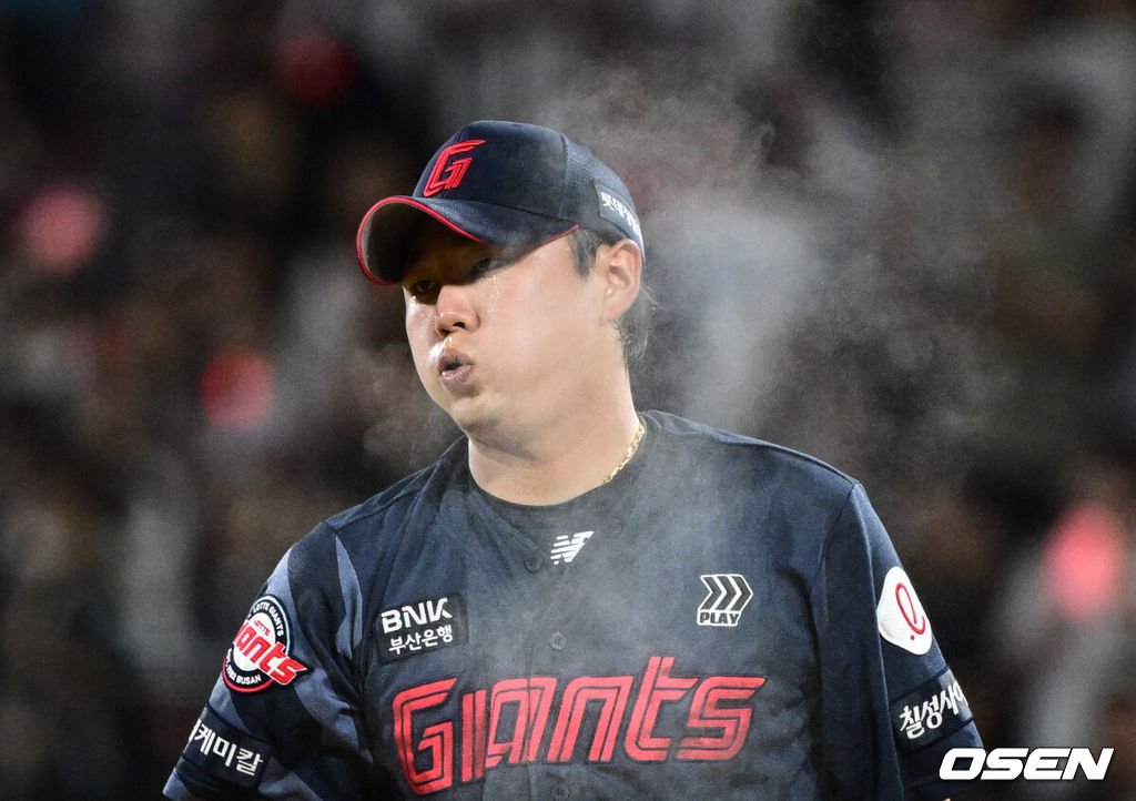 3일 오후 수원KT위즈파크에서 ‘2025 신한 SOL BANK KBO리그’ KT 위즈와 롯데 자이언츠의 경기가 진행됐다.이날 경기에 KT는 헤이수스, 롯데는 감보아를 선발투수로 내세웠다. 8회말 롯데 정철원이 피칭을 준비하고 있다. 2025.09.03 /cej@osen.co.kr