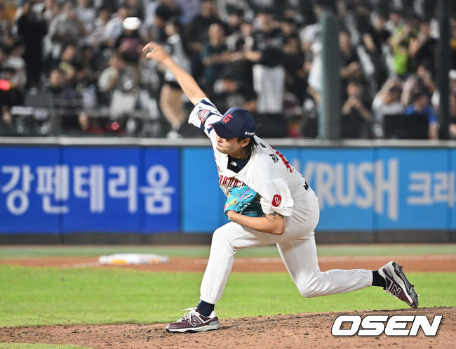 [OSEN=부산, 이석우 기자] 28일 부산 사직야구장에서 2025 신한 SOL 뱅크 KBO 리그 롯데 자이언츠와 KT 위즈의 경기가 열렸다. 홈팀 롯데는 감보아가, 방문팀 KT는 헤이수스가 선발 출전했다.롯데 자이언츠 정철원이 역투하고 있다. 2025.08.28 / foto0307@osen.co.kr