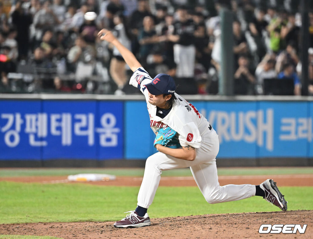28일 부산 사직야구장에서 2025 신한 SOL 뱅크 KBO 리그 롯데 자이언츠와 KT 위즈의 경기가 열렸다. 홈팀 롯데는 감보아가, 방문팀 KT는 헤이수스가 선발 출전했다.롯데 자이언츠 정철원이 역투하고 있다. 2025.08.28 / foto0307@osen.co.kr