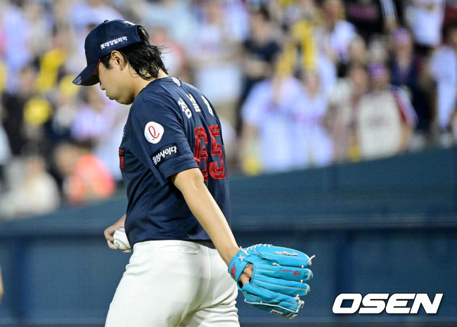 [OSEN=잠실, 최규한 기자] 21일 서울 잠실야구장에서 ‘2025 신한 SOL Bank KBO리그’ LG 트윈스와 롯데 자이언츠의 경기가 열렸다.홈팀 LG는 요니 치리노스, 방문팀 롯데는 이민석을 선발로 내세웠다.6회말 1사 2, 3루 상황 LG 구본혁에게 2타점 적시타를 내준 롯데 투수 정철원이 아쉬워하고 있다. 2025.08.21 / dreamer@osen.co.kr