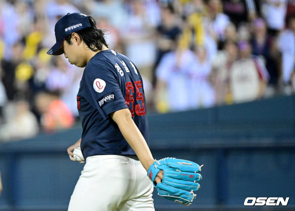 21일 서울 잠실야구장에서 ‘2025 신한 SOL Bank KBO리그’ LG 트윈스와 롯데 자이언츠의 경기가 열렸다.홈팀 LG는 요니 치리노스, 방문팀 롯데는 이민석을 선발로 내세웠다.6회말 1사 2, 3루 상황 LG 구본혁에게 2타점 적시타를 내준 롯데 투수 정철원이 아쉬워하고 있다. 2025.08.21 / dreamer@osen.co.kr
