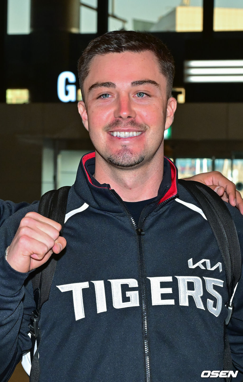 2026시즌 스프링캠프 나서는 KIA 코칭스태프와 외국인 선수들이 22일 김포국제공항을 통해 일본 아마미오시마로 출국했다. 지난해 미국 캘리포니아 어바인에서 훈련했던 KIA는 일본 가고시마현의 외딴섬인 아마미오시마로 1차 훈련지로 정했다. 심재학 KIA 단장은 “미국에서 훈련해서 원하던 결과를 얻지 못했다”면서 “시차 등을 고려해도 일본이 낫다고 평가했다. 현지 실사를 했을 때 훈련에만 집중하기 딱 좋은 환경이었다”고 밝혔다. KIA 올러가 포즈를 취하고 있다.      2026.01.22 / soul1014@osen.co.kr