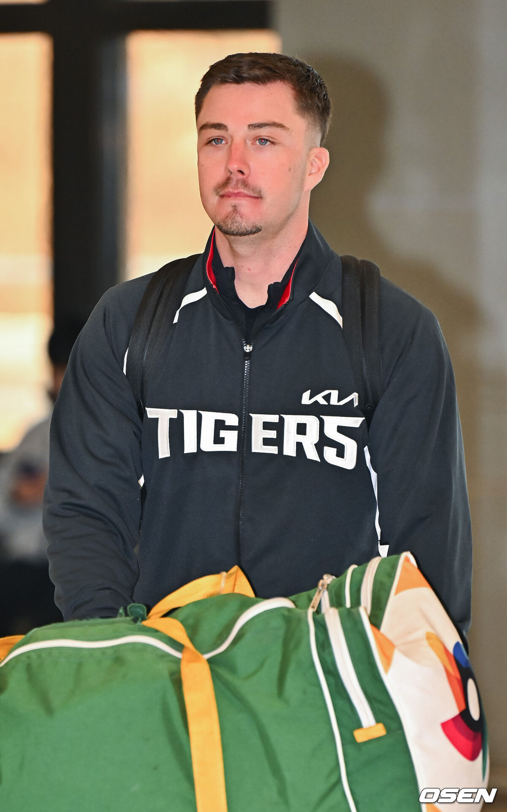 2026시즌 스프링캠프 나서는 KIA 코칭스태프와 외국인 선수들이 22일 김포국제공항을 통해 일본 아마미오시마로 출국했다. 지난해 미국 캘리포니아 어바인에서 훈련했던 KIA는 일본 가고시마현의 외딴섬인 아마미오시마로 1차 훈련지로 정했다. 심재학 KIA 단장은 “미국에서 훈련해서 원하던 결과를 얻지 못했다”면서 “시차 등을 고려해도 일본이 낫다고 평가했다. 현지 실사를 했을 때 훈련에만 집중하기 딱 좋은 환경이었다”고 밝혔다. KIA 데일이 출국장으로 들어서고 있다.       2026.01.22 / soul1014@osen.co.kr