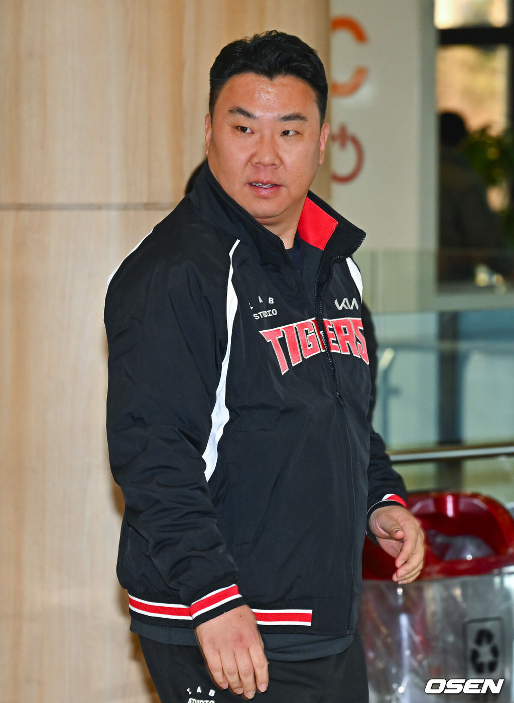 2026시즌 스프링캠프 나서는 KIA 코칭스태프와 외국인 선수들이 22일 김포국제공항을 통해 일본 아마미오시마로 출국했다. 지난해 미국 캘리포니아 어바인에서 훈련했던 KIA는 일본 가고시마현의 외딴섬인 아마미오시마로 1차 훈련지로 정했다. 심재학 KIA 단장은 “미국에서 훈련해서 원하던 결과를 얻지 못했다”면서 “시차 등을 고려해도 일본이 낫다고 평가했다. 현지 실사를 했을 때 훈련에만 집중하기 딱 좋은 환경이었다”고 밝혔다. KIA 이범호 감독이 공항으로 들어서고 있다.    2026.01.22 / soul1014@osen.co.kr