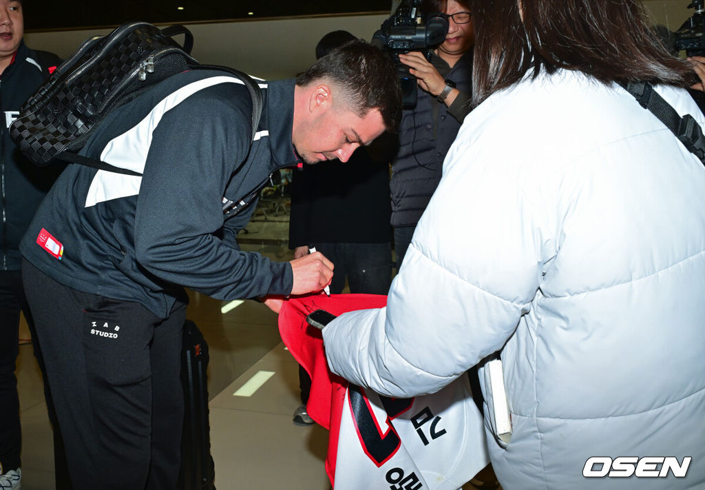 2026시즌 스프링캠프 나서는 KIA 코칭스태프와 외국인 선수들이 22일 김포국제공항을 통해 일본 아마미오시마로 출국했다. 지난해 미국 캘리포니아 어바인에서 훈련했던 KIA는 일본 가고시마현의 외딴섬인 아마미오시마로 1차 훈련지로 정했다. 심재학 KIA 단장은 “미국에서 훈련해서 원하던 결과를 얻지 못했다”면서 “시차 등을 고려해도 일본이 낫다고 평가했다. 현지 실사를 했을 때 훈련에만 집중하기 딱 좋은 환경이었다”고 밝혔다. KIA 올러가 팬에게 사인을 해주고 있다.     2026.01.22 / soul1014@osen.co.kr