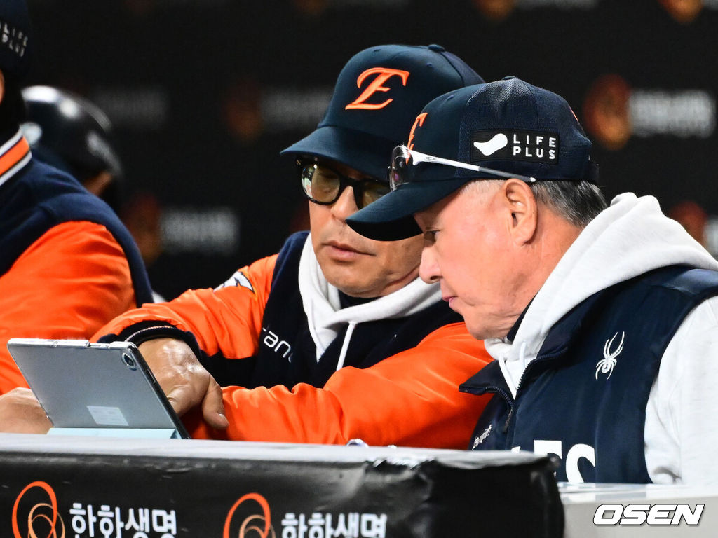 프로야구 LG 트윈스가 9회에만 6점을 올리는 극적인 역전승을 거두고 한국시리즈 승기를 잡았다.LG는 30일 대전 한화생명볼파크에서 열린 2025 신한 SOL뱅크 KBO 한국시리즈 4차전 한화 이글스와의 경기에서 7-4로 승리했다. 이날 승리로 LG는 시리즈 전적 3승 1패를 선점했다. 역대 한국시리즈에서 3승 1패를 선점한 팀이 우승한 확률은 94.4%(17/18)다. LG의 한국시리즈 우승까지는 단 1승이 남았다. 9회초 한화 김경문 감독과 양상문 코치가 이야기를 나누고 있다. 2025.10.30 /jpnews@osen.co.kr