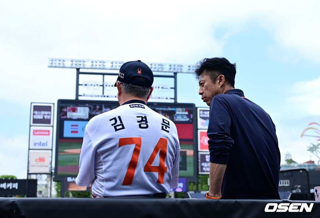 14일 대전 한화생명볼파크에서 2025 신한 SOL Bank KBO리그 한화 이글스와 LG 트윈스의 경기가 열렸다.LG가 40승 26패 1무(승률 .606)로 1위, 한화는 40승 27패(승률 .597)로 2위다. 0.5경기 차이다. 경기 결과에 따라 1위가 바뀔 수도 있다. 이날 한화는 폰세, LG는 임찬규를 선발로 내세웠다.한화 손혁 단장과 김경문 감독이 이야기를 나누고 있다. 2025.06.14 /jpnews@osen.co.kr