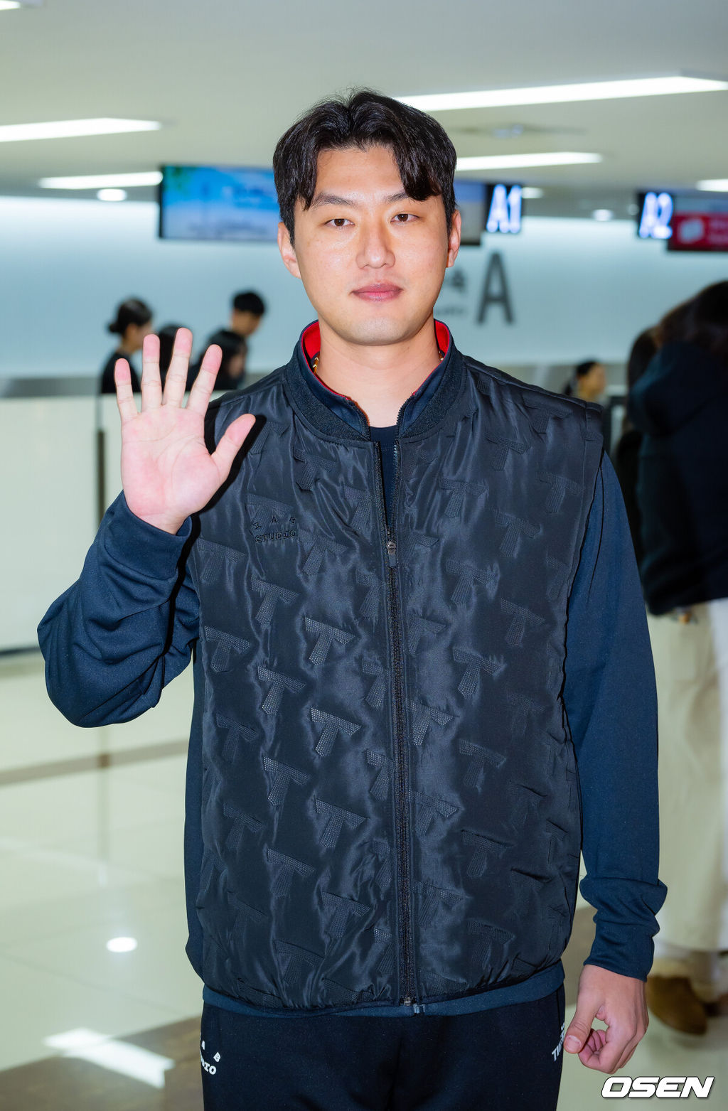 2026시즌 스프링캠프 나서는 KIA 코칭스태프와 외국인 선수들이 23일 김포국제공항을 통해 일본 아마미오시마로 출국했다.지난해 미국 캘리포니아 어바인에서 훈련했던 KIA는 일본 가고시마현의 외딴섬인 아마미오시마로 1차 훈련지로 정했다. KIA 홍건희가 포즈를 취하고 있다. 2026.01.23 / rumi@osen.co.kr