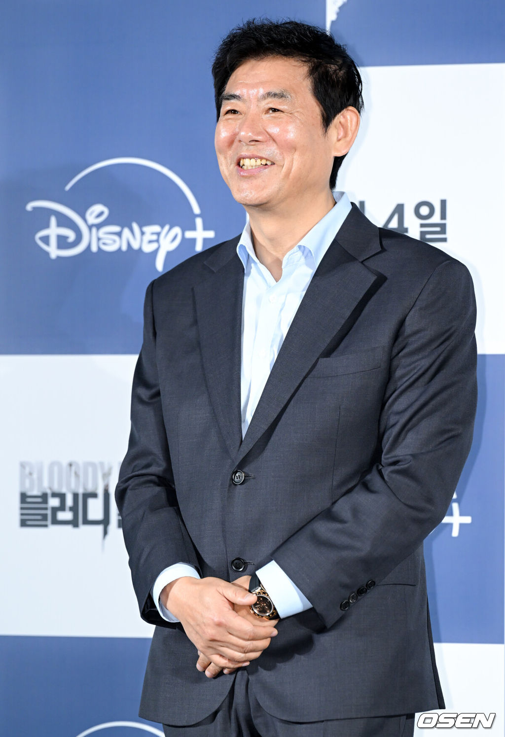 디즈니+ '블러디 플라워' 제작발표회가 27일 서울 용산구 CGV용산아이파크몰에서 열렸다.블러디 플라워‘는 모든 불치병을 치료할 수 있는 능력을 가진 연쇄살인범을 둘러싼 사람들의 이야기를 그린 미스터리 스릴러다. 배우 성동일이 포즈를 취하고 있다. 2026.01.27 /cej@osen.co.kr