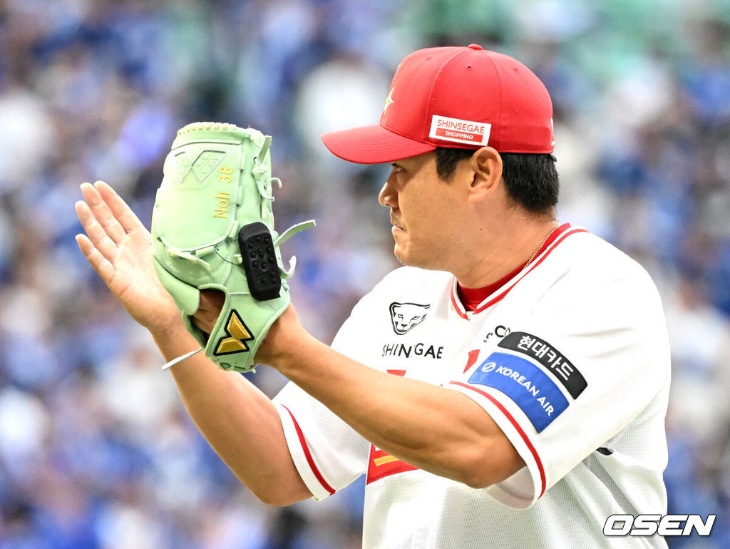 9일 인천 SSG랜더스필드에서 2025 신한 SOL뱅크 KBO리그 준플레이오프(5전 3선승제) 1차전 SSG 랜더스와 삼성 라이온즈의 경기가 열렸다.SSG은 화이트, 삼성은 최원태를 선발 투수로 내세웠다.8회초 수비를 마친 SSG 노경은이 박수를 치고 있다. 2025.10.09 /sunday@osen.co.kr