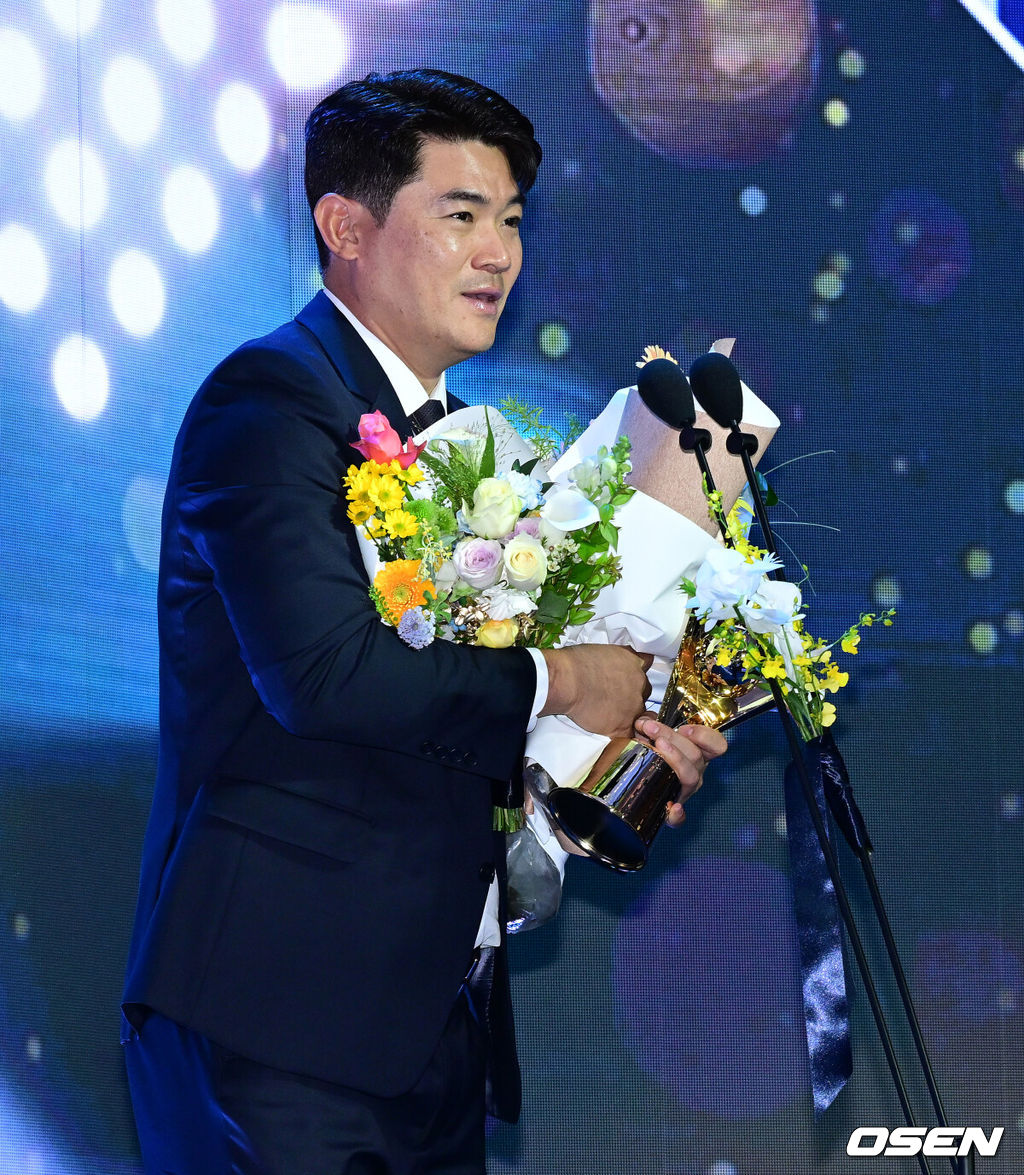 24일 오후 서울 잠실 롯데호텔 월드 크리스탈볼룸에서 ‘2025 신한 SOL뱅크 KBO 시상식’이 열렸다.KBO 시상식에서 가장 관심을 모으는 것은 단연 MVP 수상자다. 올해 MVP 레이스는 한화 코디 폰세와 삼성 르윈 디아즈의 2파전이다. KBO 홀드상을 수상한 SSG 노경은이 소감을 말하고 있다. 2025.11.24 /jpnews@osen.co.kr