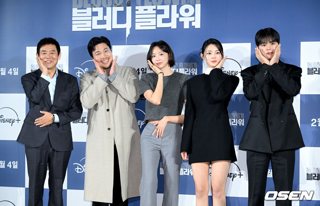 디즈니+ '블러디 플라워' 제작발표회가 27일 서울 용산구 CGV용산아이파크몰에서 열렸다.블러디 플라워‘는 모든 불치병을 치료할 수 있는 능력을 가진 연쇄살인범을 둘러싼 사람들의 이야기를 그린 미스터리 스릴러다. 배우 성동일, 신승환, 금새록, 정소리, 려운이 포즈를 취하고 있다. 2026.01.27 /cej@osen.co.kr