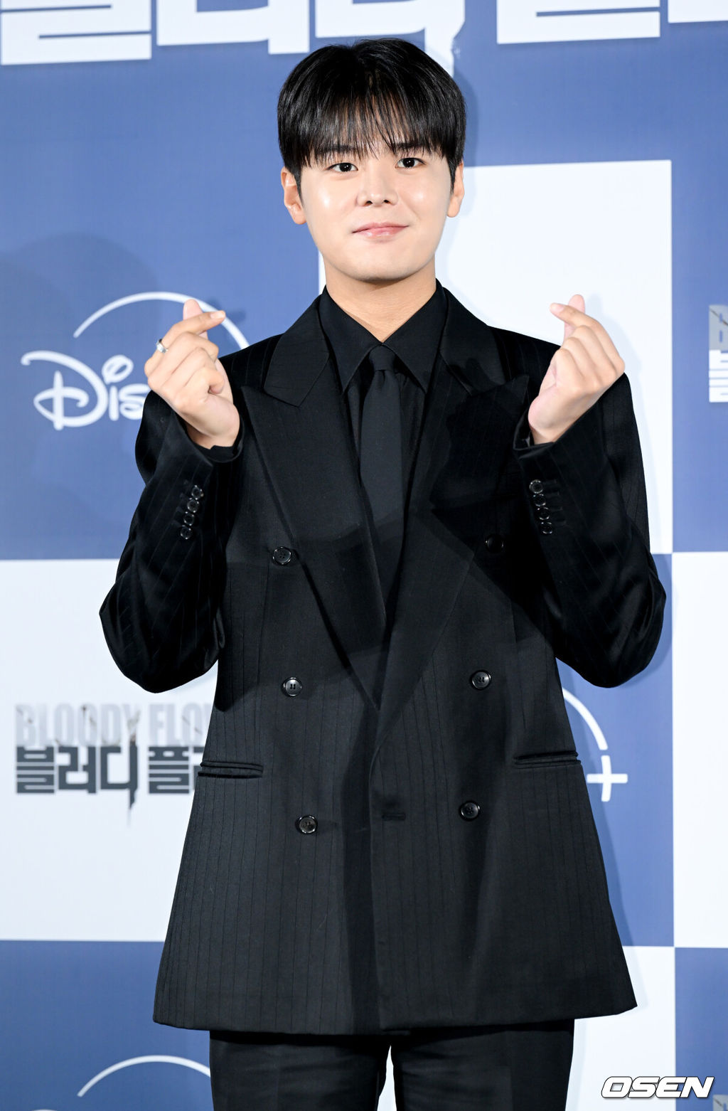 디즈니+ '블러디 플라워' 제작발표회가 27일 서울 용산구 CGV용산아이파크몰에서 열렸다.블러디 플라워‘는 모든 불치병을 치료할 수 있는 능력을 가진 연쇄살인범을 둘러싼 사람들의 이야기를 그린 미스터리 스릴러다. 배우 려운이 포즈를 취하고 있다. 2026.01.27 /cej@osen.co.kr