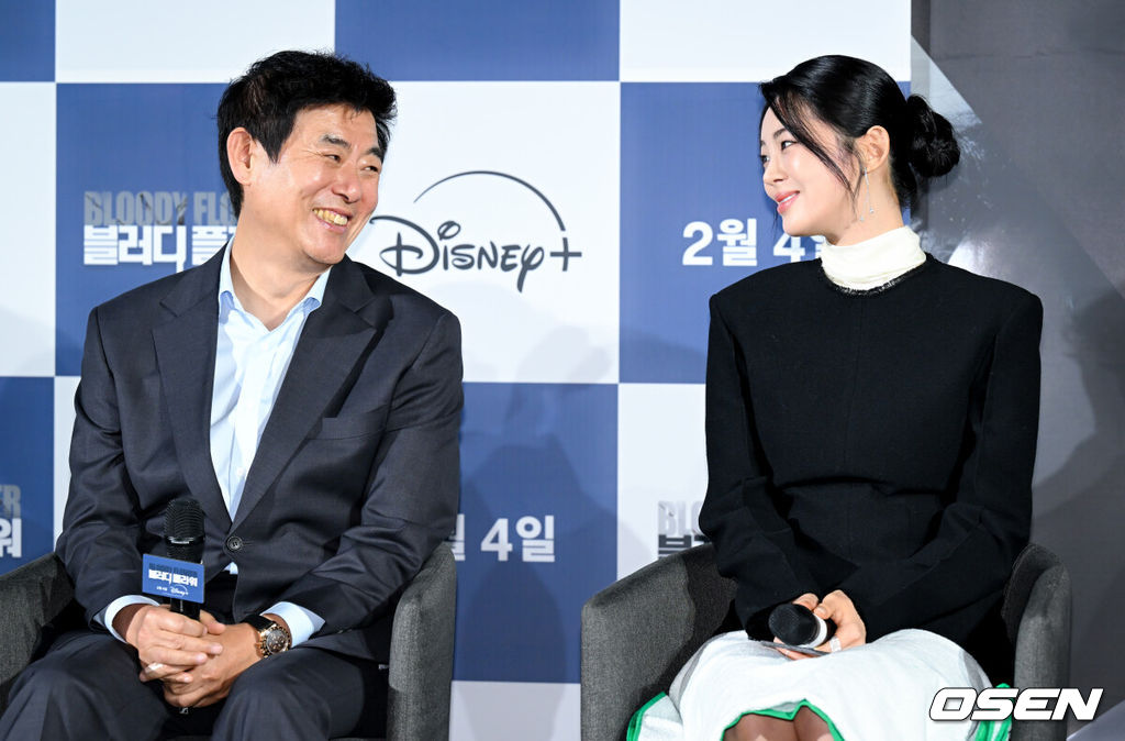 디즈니+ '블러디 플라워' 제작발표회가 27일 서울 용산구 CGV용산아이파크몰에서 열렸다.블러디 플라워‘는 모든 불치병을 치료할 수 있는 능력을 가진 연쇄살인범을 둘러싼 사람들의 이야기를 그린 미스터리 스릴러다. 배우 성동일, 정소리가 대화를 하고 있다. 2026.01.27 /cej@osen.co.kr