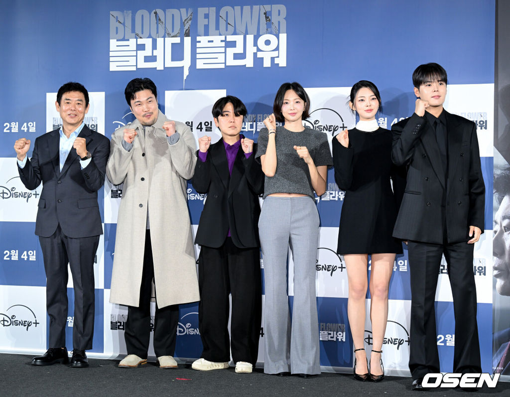 디즈니+ '블러디 플라워' 제작발표회가 27일 서울 용산구 CGV용산아이파크몰에서 열렸다.블러디 플라워‘는 모든 불치병을 치료할 수 있는 능력을 가진 연쇄살인범을 둘러싼 사람들의 이야기를 그린 미스터리 스릴러다. 배우 성동일, 신승환, 한윤선 감독, 금새록, 정소리, 려운이 포즈를 취하고 있다. 2026.01.27 /cej@osen.co.kr
