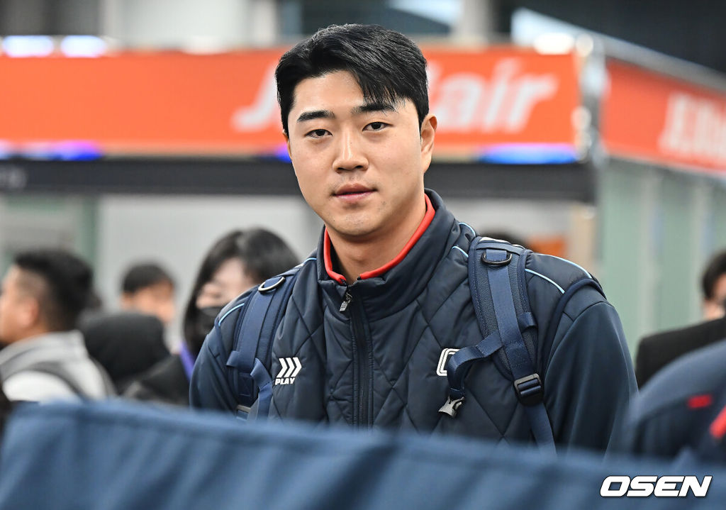 롯데 자이언츠 선수단이 25일 김해공항을 통해 전지훈련지인 대만 타이난으로 출국했다.김태형 감독 등 코치진과 투수 20명, 포수 5명, 내야수 9명, 외야수 7명 등 총 41명의 선수단이 1월 20일까지 1차 캠프에서 체력 강화와 기술 훈련을 치른 뒤 21일부터 3월 5일까지 일본 미야자키로 옮겨 2차 캠프에서 구춘리그에 참가해 실전 감각을 점검한다. 롯데 자이언츠 윤성빈이 출국하고 있다. 2026.01.25 / foto0307@osen.co.kr