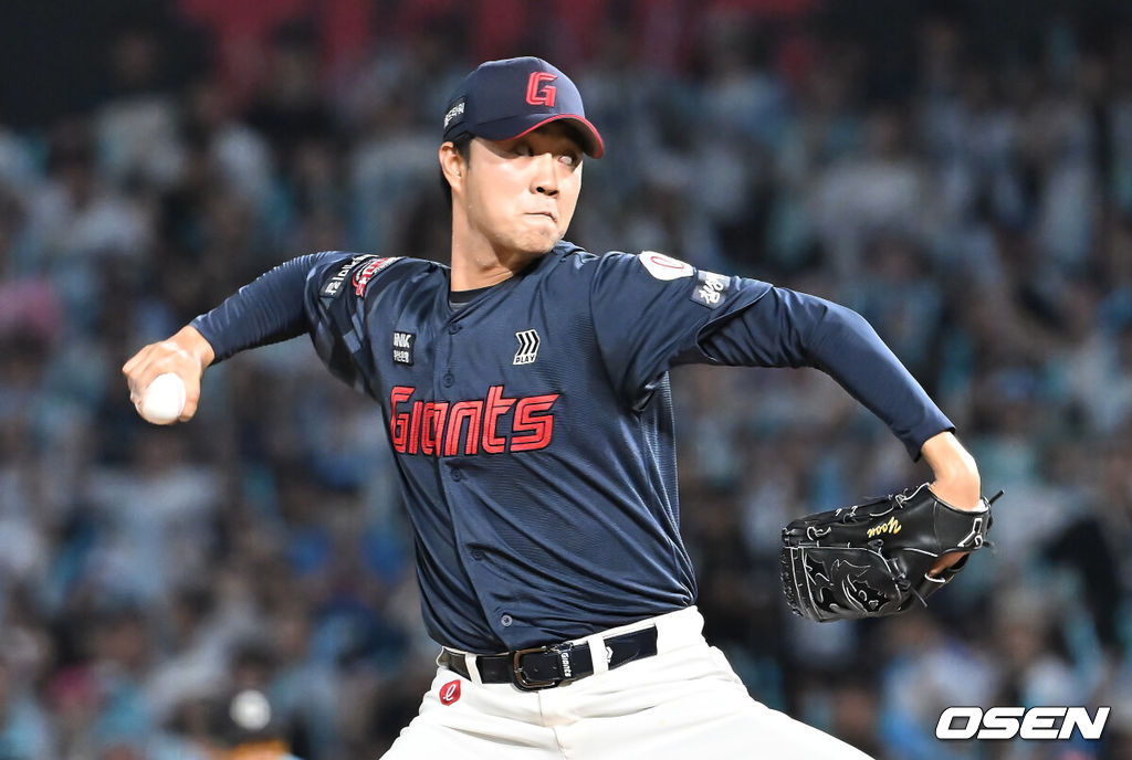 23일 창원NC파크에서 2025 신한 SOL 뱅크 KBO 리그 NC 다이노스와 롯데 자이언츠의 경기가 열렸다. 홈팀 NC는 김녹원이, 방문팀 롯데는 감보아가 선발 출전했다. 롯데 자이언츠 윤성빈이 역투하고 있다. 2025.08.23 / foto0307@osen.co.kr