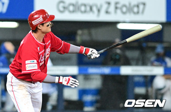 [OSEN=대구, 최규한 기자] 13일 대구 삼성라이온즈파크에서 ‘2025 신한 SOL뱅크 KBO리그’ 준플레이오프(5전 3선승제) 3차전 삼성 라이온즈와 SSG 랜더스의 경기가 열렸다.삼성은 원태인, 방문팀 SSG은 드류 앤더슨을 선발로 내세웠다.9회초 무사 1루 상황 SSG 고명준이 추격의 좌월 투런포를 날리고  있다. 2025.10.13 / dreamer@osen.co.kr