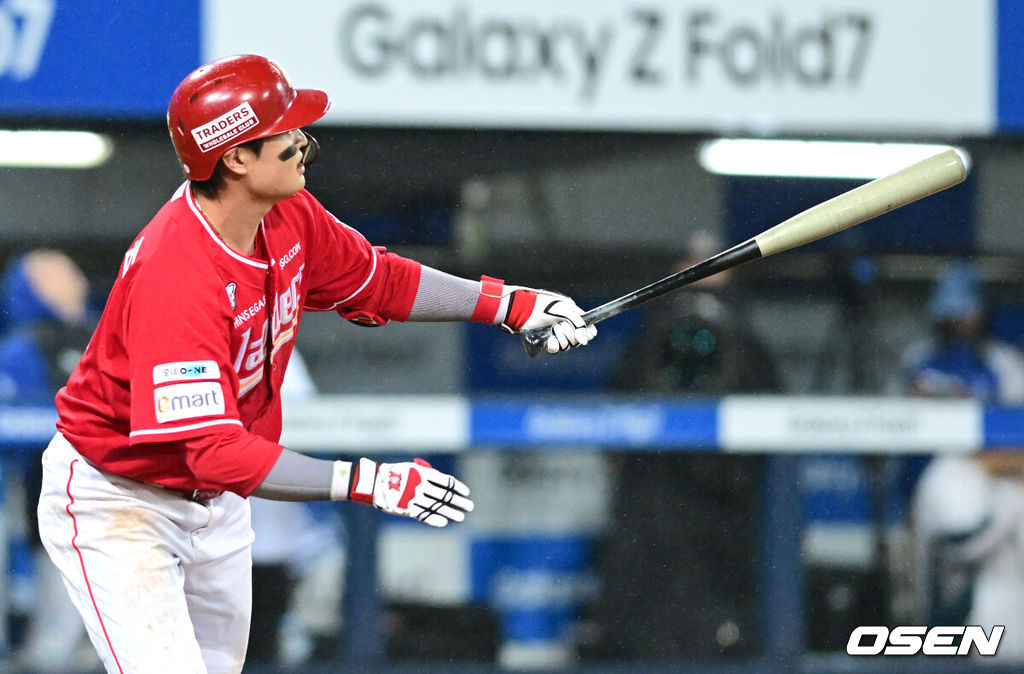 13일 대구 삼성라이온즈파크에서 ‘2025 신한 SOL뱅크 KBO리그’ 준플레이오프(5전 3선승제) 3차전 삼성 라이온즈와 SSG 랜더스의 경기가 열렸다.삼성은 원태인, 방문팀 SSG은 드류 앤더슨을 선발로 내세웠다.9회초 무사 1루 상황 SSG 고명준이 추격의 좌월 투런포를 날리고 있다. 2025.10.13 / dreamer@osen.co.kr