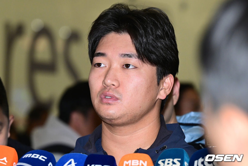류지현 감독이 이끄는 한국 야구대표팀이 오는 3월 열리는 WBC를 준비하기 위해 9일 오전 인천공항을 통해 미국령 사이판으로 출국했다. 대표팀 고우석이 취재진과 질의응답 시간을 갖고 있다. 2026.01.09 / dreamer@osen.co.kr