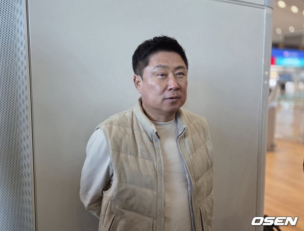  프로야구 롯데 자이언츠 김태형 롯데 감독은 27일 대만 스프링캠프 출국에 앞서 취재진과 인터뷰를 하고 있다./orange@osen.co.kr