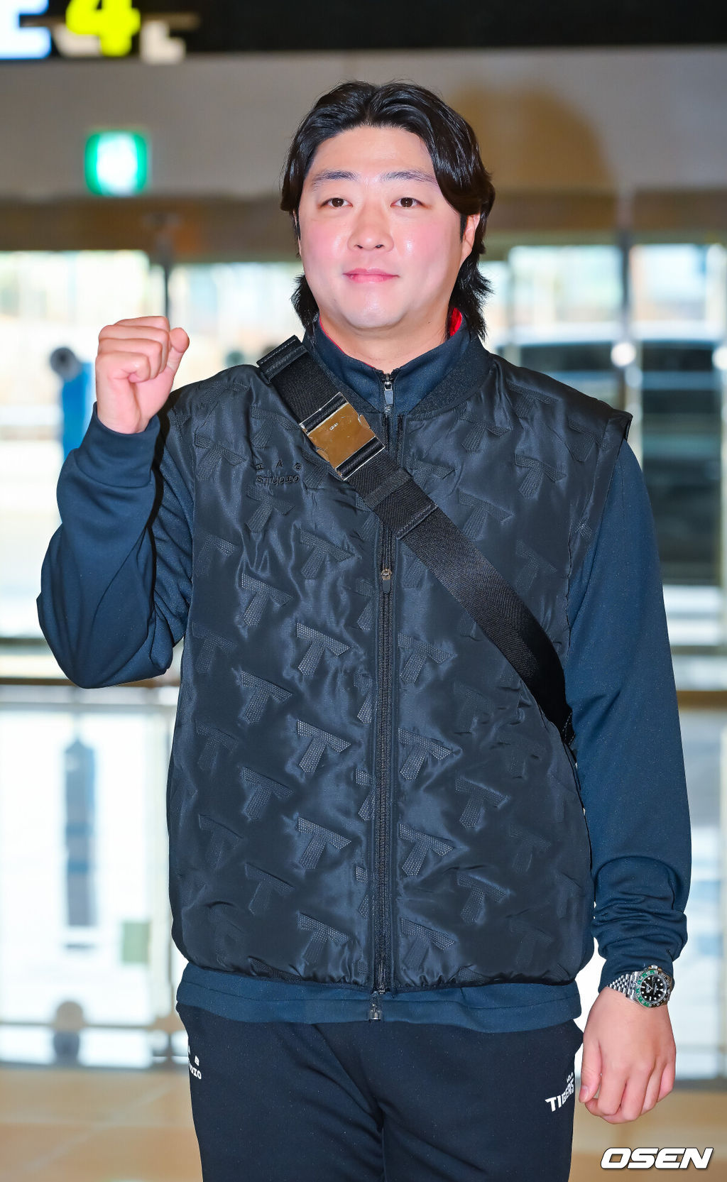 2026시즌 스프링캠프 나서는 KIA 코칭스태프와 외국인 선수들이 23일 김포국제공항을 통해 일본 아마미오시마로 출국했다.지난해 미국 캘리포니아 어바인에서 훈련했던 KIA는 일본 가고시마현의 외딴섬인 아마미오시마로 1차 훈련지로 정했다. KIA 김범수가 포즈를 취하고 있다. 2026.01.23 / rumi@osen.co.kr