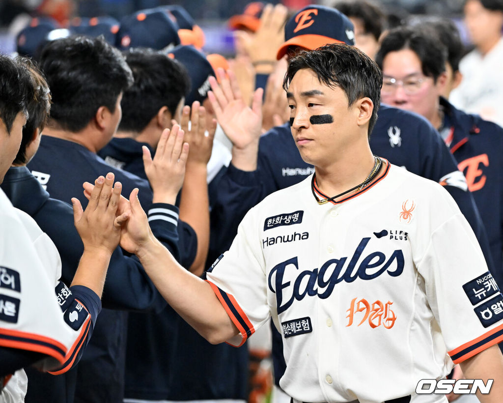 29일 오후 대전 한화생명볼파크에서 2025 신한 SOL Bank KBO리그 한화 이글스와 LG 트윈스의 경기가 열렸다.이 경기에서 한화는 LG에 7-3으로 승리했다. 정규리그 우승 매직넘버 ‘1’을 남겨둔 LG가 이날 승리하거나 무승부만 했어도 대전에서 축포를 터뜨릴 수 있었지만 한화가 가로막았다. 경기를 마치고 한화 손아섭이 코치진들과 하이파이브를 하고 있다. 2025.09.29 /rumi@osen.co.kr