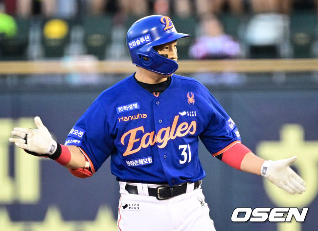 [OSEN=잠실, 조은정 기자]10일 오후 서울 잠실구장에서 ‘2025 신한 SOL Bank KBO리그’ LG 트윈스와 한화 이글스의 경기가 열렸다.LG는 손주영, 한화는 문동주를 선발로 내세웠다.5회초 1사 2루 한화 손아섭이 1타점 2루타를 날린 뒤 세리머니를 하고 있다.2025.08.10 /cej@osen.co.kr