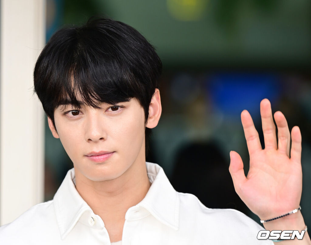 10일 오전 배우 차은우가 패션 행사 참석 차 인천국제공항을 통해 이탈리아 베니스로 출국했다. 배우 차은우가 취재진을 향해 포즈를 취하고 있다. 2024.06.10. / ksl0919@osen.co.kr